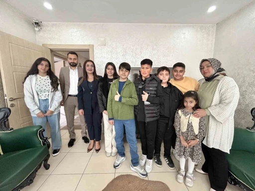 Hediye kabul etmeyen &ouml;ğretmenlerin adına Afrika&rsquo;daki &ccedil;ocuklara &ccedil;ikolata dağıttılar
