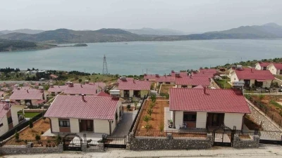 Hem g&uuml;ven hem de huzur veren g&ouml;l manzaralı deprem konutları
