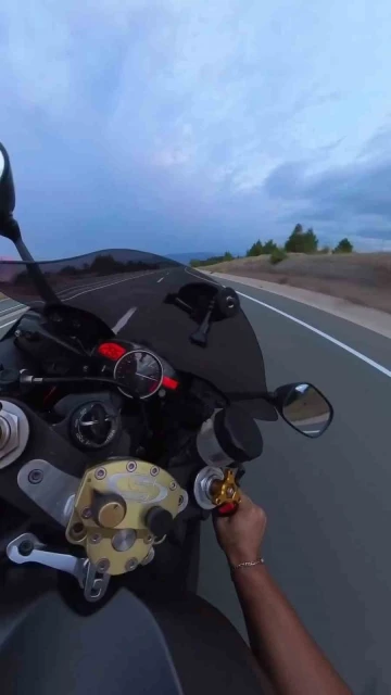 Hem tek teker &uuml;zerinde yolculuk yapıp hem de 286 km hız yaptı
