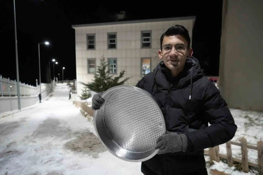 Herkes karda poşetle kayarken o &ccedil;iğk&ouml;fte tepsisiyle kaydı
