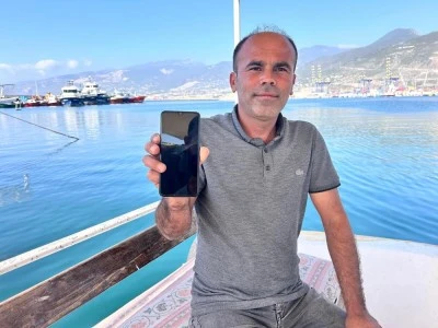 Heyecanla yakaladığı 2 bu&ccedil;uk metrelik k&ouml;pek balığını denize bıraktı