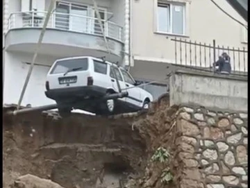 Heyelan sonrası u&ccedil;urumun kenarındaki otomobiller b&ouml;yle kurtarıldı