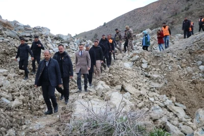 Heyelanın kapattığı Hakkari-Van kara yolunda ulaşım tamamen durdu 