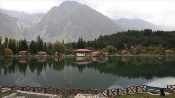 Himalaya Dağları'nın eteklerindeki saklı cennet: Şangrila G&ouml;l&uuml;