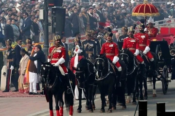 Hindistan, Cumhuriyet Bayramı&rsquo;nı kadın askerler &ouml;nc&uuml;l&uuml;ğ&uuml;ndeki ge&ccedil;it t&ouml;reniyle kutladı
