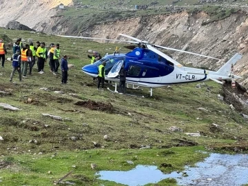 Hindistan&rsquo;da helikopter kendi etrafında d&ouml;nerek pist dışına indi
