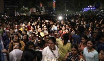 Hindistan&rsquo;da stajyer doktor cinsel saldırının ardından &ouml;ld&uuml;r&uuml;ld&uuml;, sokaklar karıştı
