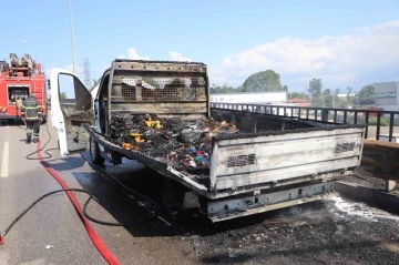 Hırdavat y&uuml;kl&uuml; kamyonet yanarak kullanılmaz hale geldi
