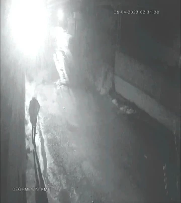 Hırsızlık anı g&uuml;venlik kamerasına yansıdı
