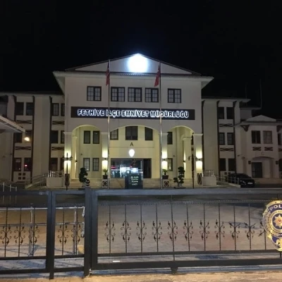 Hırsızlık yaptığı evde ila&ccedil; i&ccedil;ince yakalandı
