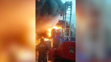 Hırvatistan'ın Osijek şehrinde plastik depolama alanında &ccedil;ıkan yangın s&uuml;r&uuml;yor