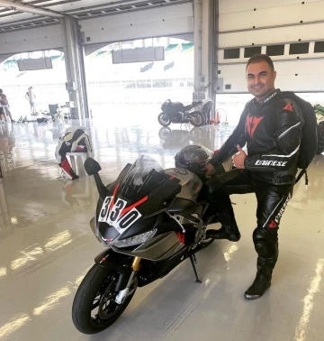 Hız tutkunu motosiklet s&uuml;r&uuml;c&uuml;s&uuml; bariyerlere &ccedil;arparak hayatını kaybetti
