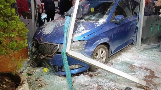 Hızını alamayan otomobil kafeye daldı, faciadan d&ouml;n&uuml;ld&uuml;
