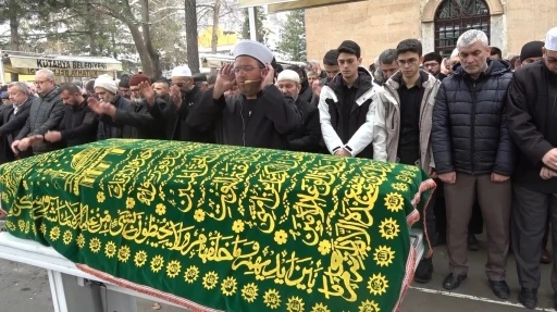 Hollanda&rsquo;da cansız bedenine ulaşılan imam Fatih Eryılmaz, memleketi K&uuml;tahya&rsquo;da toprağa verildi
