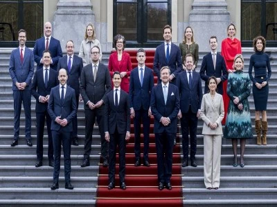 Hollanda'da yeni azınlık h&uuml;k&uuml;meti yemin etti