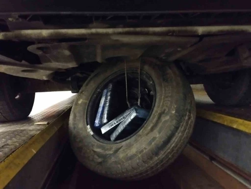 Hollanda-T&uuml;rkiye hattındaki 5.71 kilogram kokain komşuya takıldı