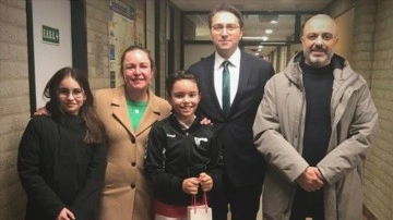 Hollanda'da 10 yaşındaki Ali Cem pet şişelerle depremzedeler i&ccedil;in 2 bin avro topladı