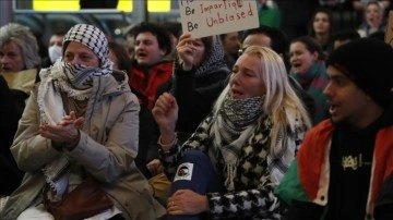 Hollanda'da 8 tren istasyonunda Filistin'e destek i&ccedil;in oturma eylemleri yapıldı