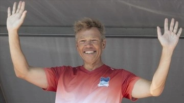 Hollanda'nın Ankara B&uuml;y&uuml;kel&ccedil;isi, depremzedelere destek i&ccedil;in İstanbul Boğazı'nı y&uuml;zerek ge&ccedil;