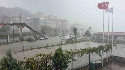 Hopa&rsquo;da dalgalar metrelerce y&uuml;kseldi