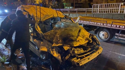 Hopa&rsquo;da feci kaza... Kontrolden &ccedil;ıkan ara&ccedil; dereye u&ccedil;tu: 1 &ouml;l&uuml;, 2 yaralı
