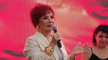 H&uuml;lya Ko&ccedil;yiğit 58 yıl &ouml;nce Zonguldak&rsquo;ta &ccedil;ektiği filmin g&ouml;steriminde halkla buluştu
