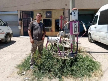 Hurda egzoz par&ccedil;alarından insan ve k&ouml;pek fig&uuml;rleri oluşturdu
