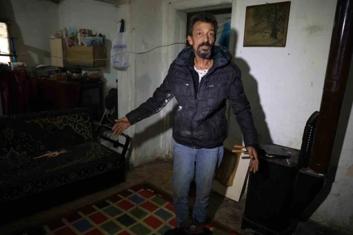 Hurda ve plastik toplayarak ge&ccedil;iniyorlar
