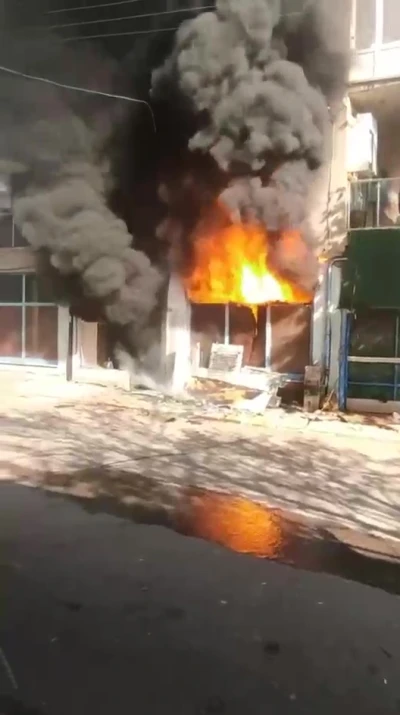 Hurdacıda &ccedil;ıkan yangın binayı sardı