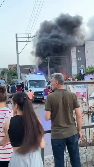 Hurdalıkta &ccedil;ıkan yangın g&ouml;ky&uuml;z&uuml;n&uuml; siyah dumanla kapladı
