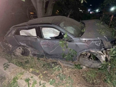 Hurdaya &ccedil;ıkan otomobilden yaralı kurtuldu