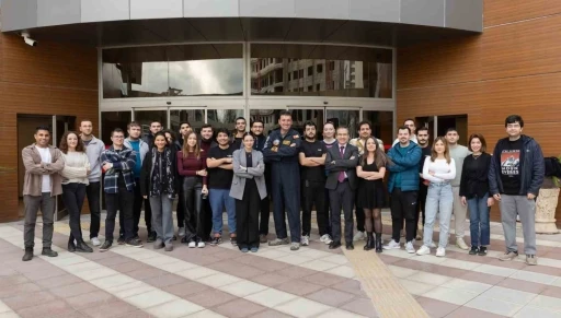 H&uuml;rkuş Test Pilotu Murat &Ouml;zpala &ouml;ğrencilere ilham verdi
