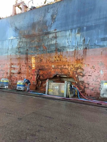 Husilerin Yemen a&ccedil;ıklarında vurduğu gemi tamir i&ccedil;in Yalova&rsquo;ya getirildi
