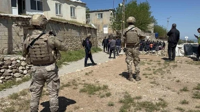 Husumetli aileler birbirine girdi: 5 yaralı, 15 g&ouml;zaltı