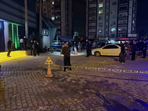 Husumetlilerin kavgasında eğlence mekanından &ccedil;ıkan kadın vuruldu