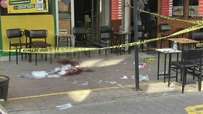 Husumetlisini sokak ortasında bı&ccedil;akladı