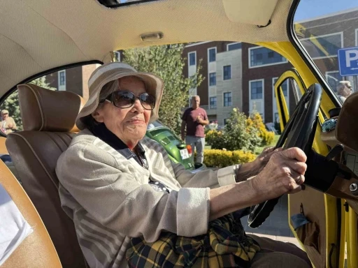 Huzurevi sakinleri Vosvos ara&ccedil;larla nostaljik şehir turu yaptı
