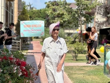 Huzurevindeki yaşlılar &lsquo;Cumhuriyet D&ouml;nemi Şapkaları Defilesi&rsquo;nde boy g&ouml;sterdi
