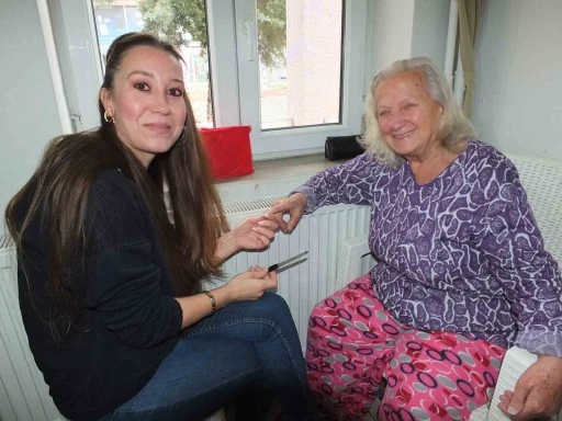 Huzurevindeki yaşlılara yılbaşı &ouml;ncesi makyaj ve cilt bakımı s&uuml;rprizi

