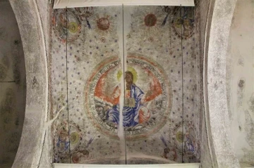 Hz. İsa ve havarilerinin fig&uuml;rleri cami kubbesinde