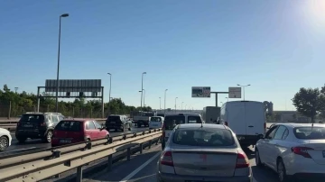 İBB ekipleri &ccedil;alışma olmayan Avcılar-K&uuml;&ccedil;&uuml;k&ccedil;ekme arasını dubalarla kapatınca, trafik &ccedil;ilesi başladı
