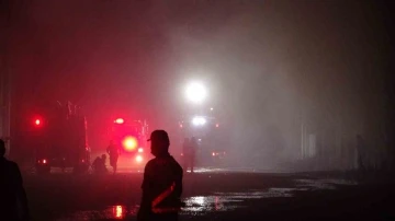 İ&ccedil;inde kimyasal tarım &uuml;r&uuml;nlerinin bulunduğu fabrika alev alev yandı: AFAD tedbir ama&ccedil;lı kimyasal sızıntı &ouml;l&ccedil;&uuml;m&uuml; yaptı
