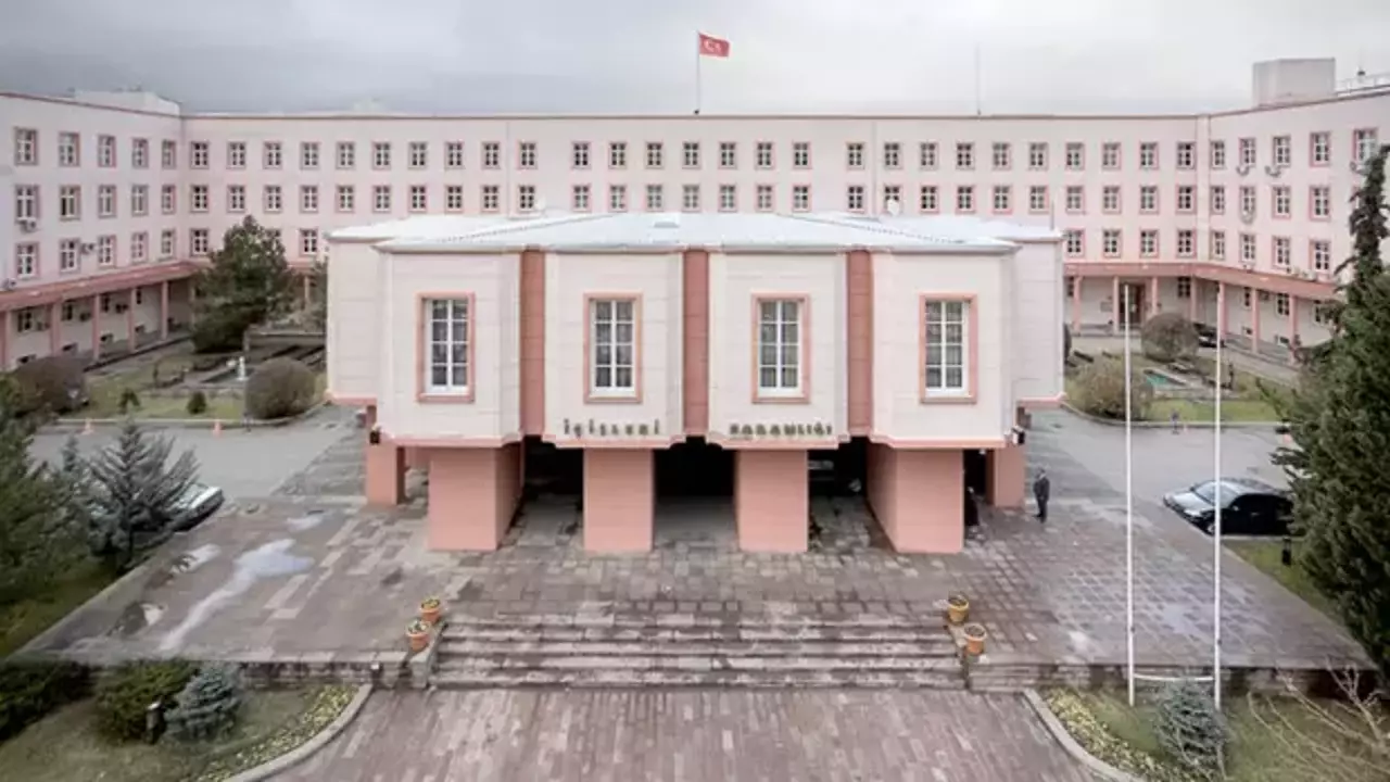 İ&ccedil;işlerinden, 15 Temmuz etkinliklerinde 'Atat&uuml;rk fotoğrafı&rsquo; kullanımıyla ilgili a&ccedil;ıklama