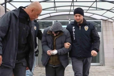 İddiaya g&ouml;re, annesine ve kendisine şiddet uygulayan &uuml;vey babasını &ouml;ld&uuml;rd&uuml;