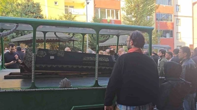 İETT otob&uuml;s&uuml;n&uuml;n &ccedil;arpması sonucu hayatını kaybeden 2 &ccedil;ocuk annesi Deniz Şeng&uuml;l toprağa verildi