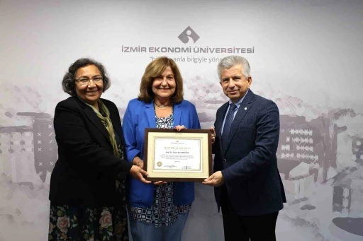 İE&Uuml;&rsquo;l&uuml; profes&ouml;re &lsquo;uluslararası&rsquo; gurur
