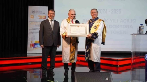 İG&Uuml;, Binali Yıldırım&rsquo;a Fahri Doktora Diploması tevcih etti
