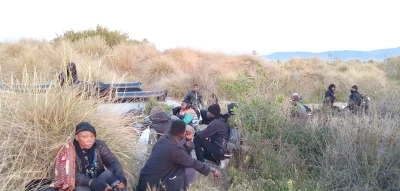 İHA tespit etti, g&ouml;&ccedil;men ka&ccedil;ak&ccedil;ıları ve d&uuml;zensiz g&ouml;&ccedil;menler yakalandı
