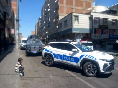 İhbara giden ekiplere ateş a&ccedil;ıldı: 3 polis yaralandı