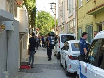 İhbara giden polis memurunu bı&ccedil;akla yaraladı 